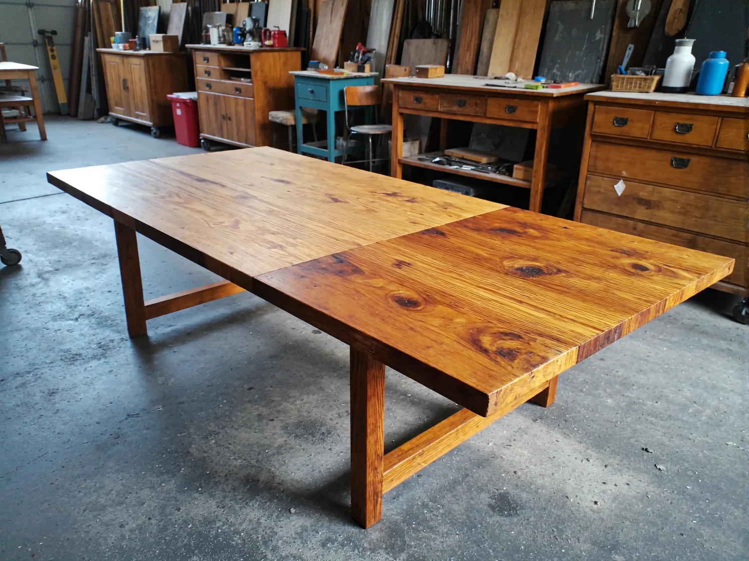 Drewniany stół po renowacji zabezpieczony olejem podkreślającym naturalne słoje.