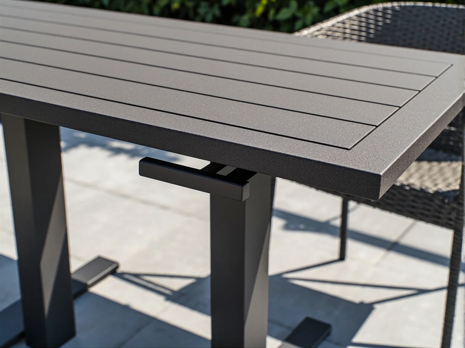 Zbliżenie na płynny mechanizm regulacji wysokości blatu stołu ogrodowego.